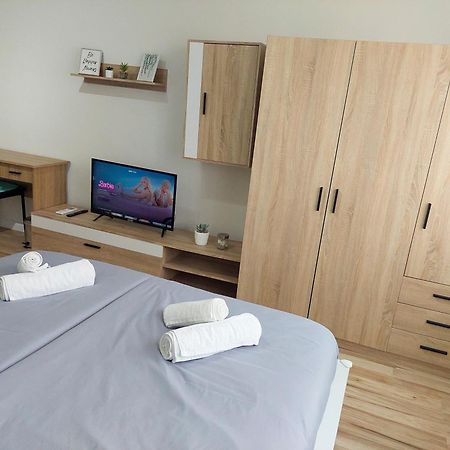 Aweshome City Apartment - 3 Bedrooms And Free Parking 데브레첸 외부 사진