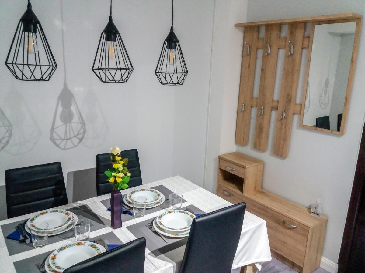 Aweshome City Apartment - 3 Bedrooms And Free Parking 데브레첸 외부 사진